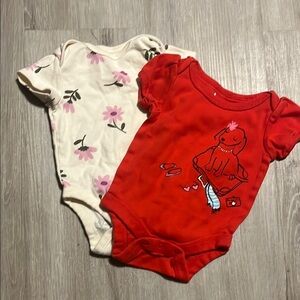 4/$30 🔥HOST PICK🔥Old Navy Red and White Floral Bodysuits Set